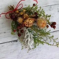 ナチュラルカラーのドライフラワースワッグ　アンティークインテリア