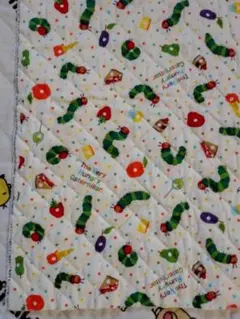 はらぺこあおむし キルティング生地 汚れあり