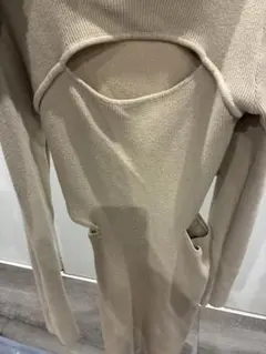 ベージュ ニット カットアウト ワンピース