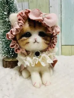 羊毛フェルト 猫の人形 フリル付き