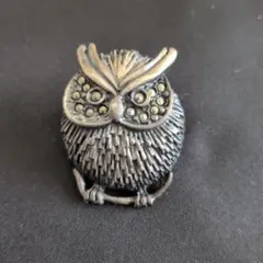 フクロウの金属製ブローチ
