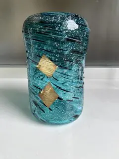 黒木国明　青色ガラス花瓶 金色装飾付き