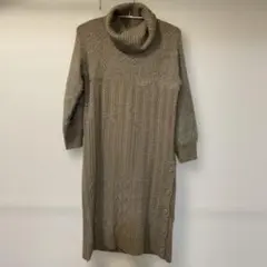 ベージュ タートルネック ニットワンピース