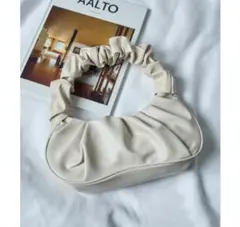 ハンドプリーツタックハーフムーンバッグ　ホワイト