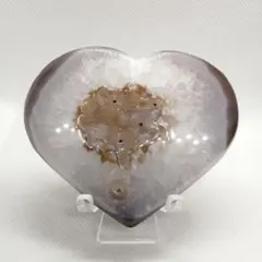 新品】ピンクベージュ瑪瑙のハート、シュガーのような結晶に真っ黒クロスケ11-36