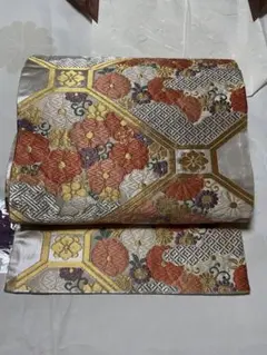 袋帯 銀地に花刺繍　金糸　亀甲　豪華　全通柄ではありません