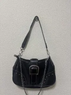 バックル付き黒ハンドバッグ