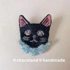 9.ねこ 刺繍ブローチ ハンドメイド 花の首飾りを巻いた 黒猫