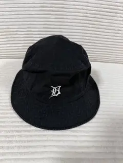 期間限定にします　黒 バケットハット Dロゴ New Era