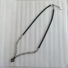 レザーと金属のネックレス