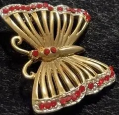 ずっしりした質感　金色　蝶 ブローチ 赤いラインストーンストーン　アニマル年代物