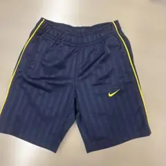 Nike ネイビー ストライプ ハーフパンツ　110