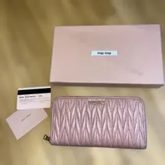 イタリアで購入。miu miu ピンク キルティング長財布のサムネイル