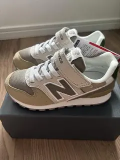 New Balance 996 スニーカー ベージュ フリンジ付き - メルカリ