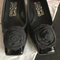 FERRAGAMO 美品 パンプス ローヒール お花モチーフ エナメル ブラック