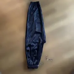 光沢感のある黒のジョガーパンツ