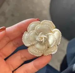 ホワイト・ブラック花形ブローチ2個セット　新品