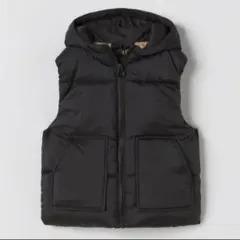 ブラックフード付きダウンベスト
