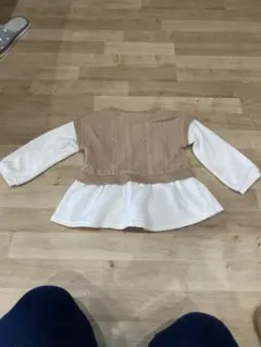 ベージュとホワイトの長袖トップス