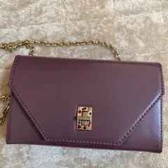 CHARLES&KEITH エンべリッシュターンロッククラッチ　バーガンディ