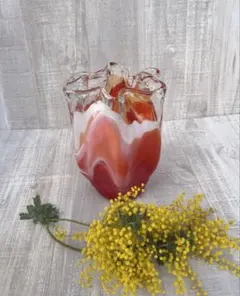 昭和レトロ　赤白マーブルグラデーションのガラスうねうね花瓶　フラワーベース