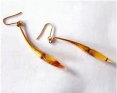 ゴールドメタル×べっ甲カラーのデザインピアス