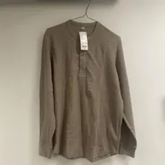 UNIQLO ベージュ ヘンリーネック長袖Tシャツ