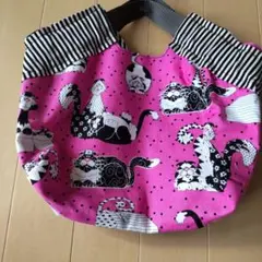 猫イラストのピンクハンドバッグ