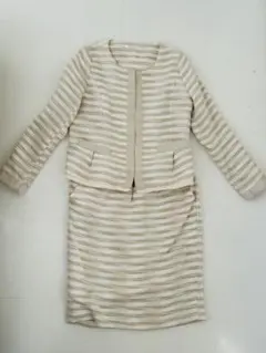 アイボリーとベージュのストライプスーツ