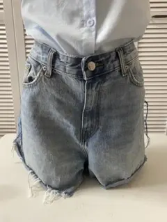 ZARAのスタイリッシュなデニムショートパンツ