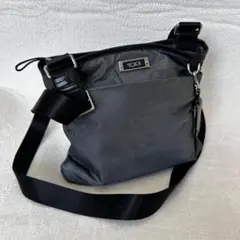 TUMI ナイロン ショルダーバッグ グレー 軽量 トゥミ 斜め掛け 通勤 旅行のサムネイル