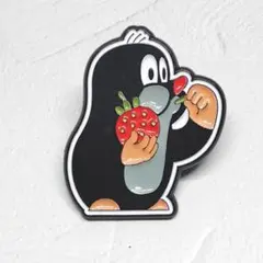 もぐらのクルテク　ピンバッジ　イチゴ　海外アニメ【メルカリ便・匿名配送】のサムネイル