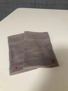 【美品　未使用】グレー ニット アームカバー 赤いロゴ付き　手首の保温◎