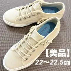 【美品】ブローフィッシュ　スニーカー　ロゴ刺繍　２２㎝〜２２．５㎝　ベージュのサムネイル