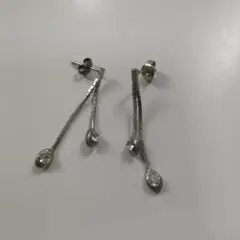 スネークチェーン 揺れるピアス シルバーカラー