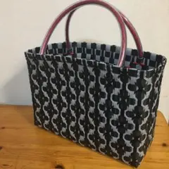 黒とグレーの花柄かごバッグ