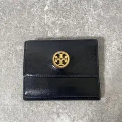 トリーバーチ　折り財布　ロゴ金具　パテントレザー　ブラック　黒