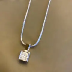美品　お値下げ中　スワロフスキー　スクエアモチーフ　ネックレス