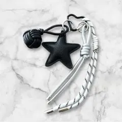 星型レザーキーホルダー ブラック　チャーム　バックチャーム　キーチャーム