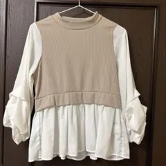 ベージュリブ編みトップスとフレアスリーブ
