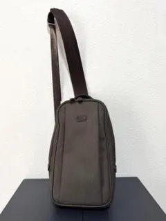 TAKEO KIKUCHI　スクエア　ワンショルダーバッグ 　斜め掛け　ブラウン
