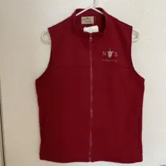 赤のジップアップベスト