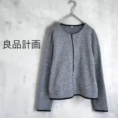 【リョウヒンケイカク】ノーカラージャケット　ジップアップ　裏起毛　伸縮性　Mのサムネイル