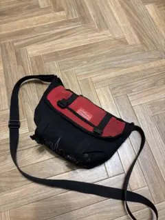 マンハッタンポーテージ メッセンジャーバッグ 黒/赤