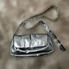 ショルダーバッグ　シルバー