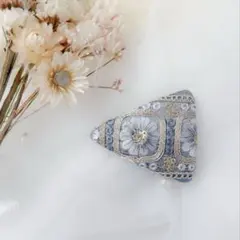 インド刺繍リボン　三角パッチンピン　ブルーグレー