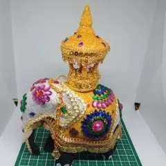 ビーズ装飾の象の置物
