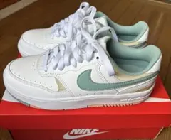 未使用 新品( 値下げしました )NIKE ウィメンズ ガンマフォース