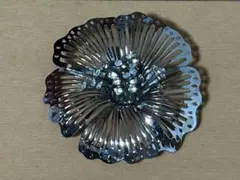 シルバー花形ブローチ クリスタル装飾付き