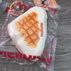 メロジョイ mellojoy クリームワッフル　三角　スクイーズ